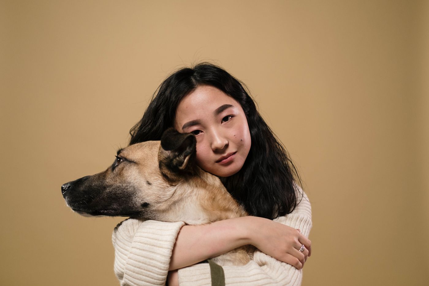 Pemilik memeluk anjing kesayangannya dengan hangat